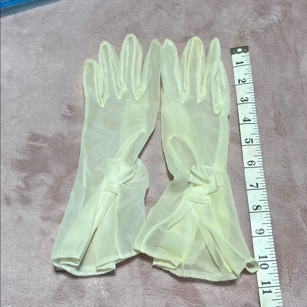 Sheer Vintage-Style Wrist Gloves